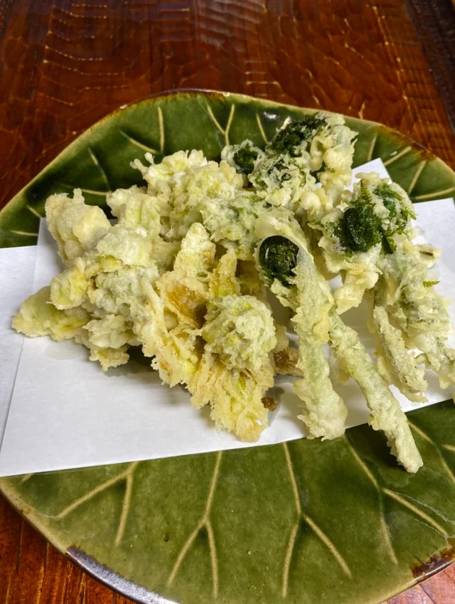 春は里山の恵み/その②

調理長の故郷、妙高から
山菜が届き始めました！
今年は雪が深く、例年よりやや遅めですが
ふきのとうから始まり、こごみ、こしあぶらへとバトンリレーです。

「山菜」は心ときめく合言葉ですね。

＊＊＊
手打そば車家(くるまや)
東京都八王子市越野3-10
℡0426769505

営業時間:11時〜15時(L.O.14時半)
17時〜20時半(L.O.フード19時半、ドリンク20時)
駐車場16台分あります
定休日:毎週水曜日、第3木曜日
　　　:毎週火曜日は15時閉店(昼営業のみ/祝祭日の場合は夜も営業)

#車家
#くるまや
#蕎麦
#そば
#手打ちそば
#自家製粉
#和食
#蕎麦屋
#八王子グルメ
#南大沢ランチ
#南大沢ディナー
#京王堀之内ランチ
#京王堀之内ディナー
#古民家ランチ
#蕎麦屋酒
#山菜